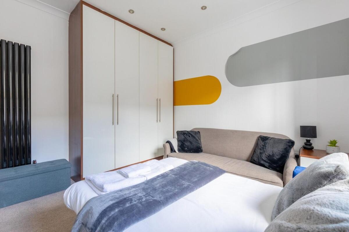 Spacious 1bd Flat 10 Mins From Battersea Park! * London