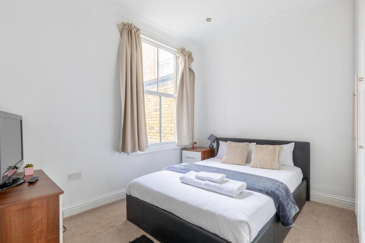 Spacious 1bd Flat 10 Mins From Battersea Park! London
