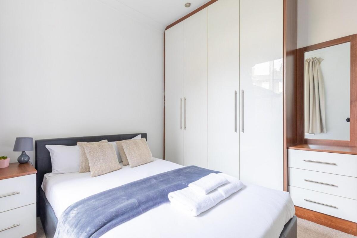 Spacious 1bd Flat 10 Mins From Battersea Park! * London