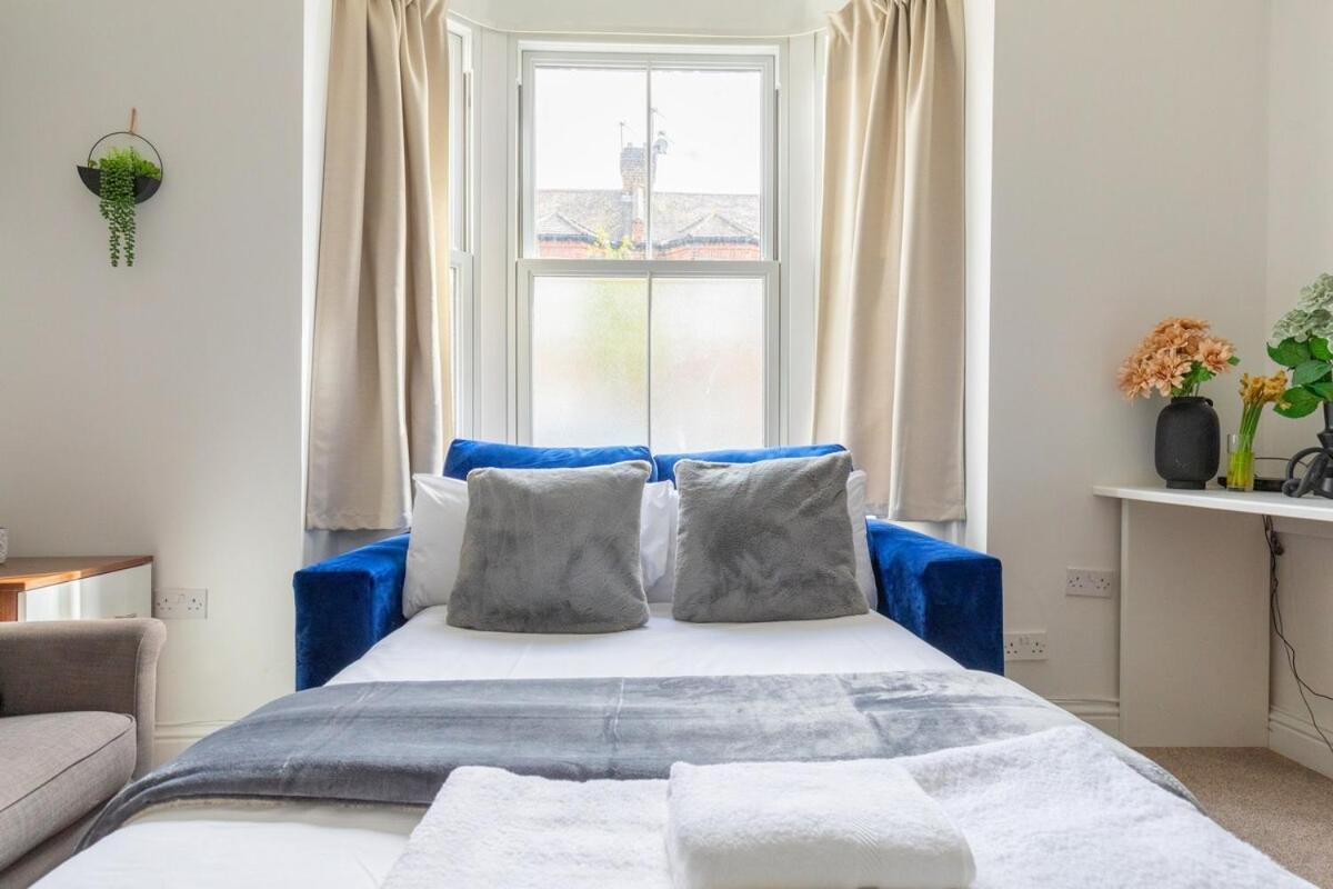 Spacious 1bd Flat 10 Mins From Battersea Park! London