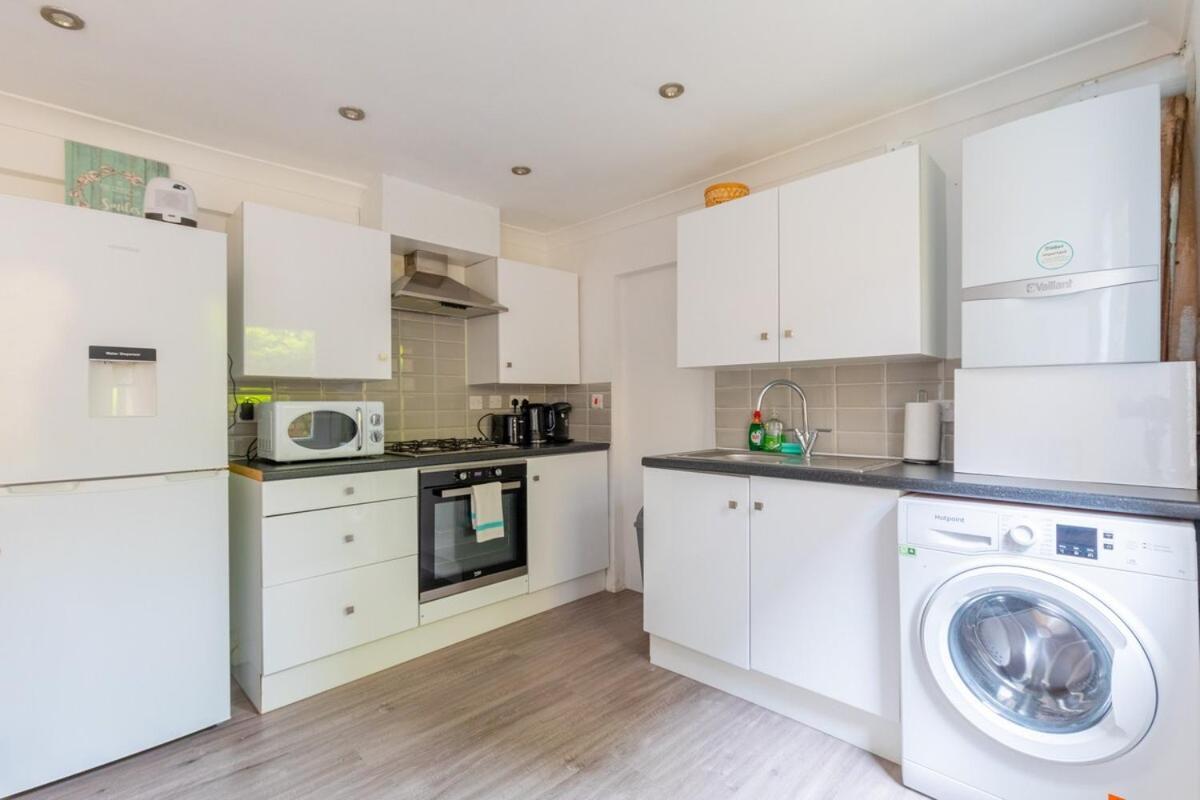 Spacious 1bd Flat 10 Mins From Battersea Park! London