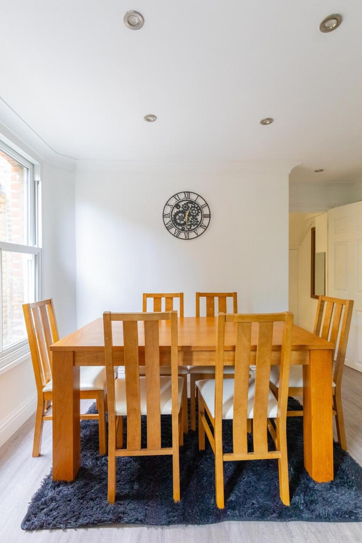 Spacious 1bd Flat 10 Mins From Battersea Park! * London